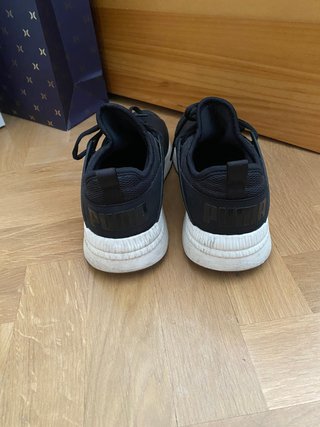 Zapatillas Puma Negras y Blancas
