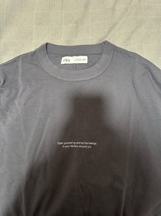 Camiseta Zara gris azulada con texto