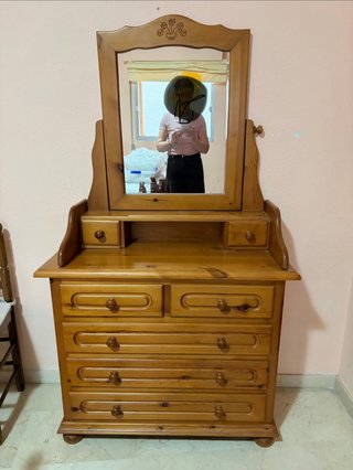 Cómoda de madera con espejo
