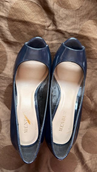 Zapatos de tacón Menbur azul oscuro con pedrería