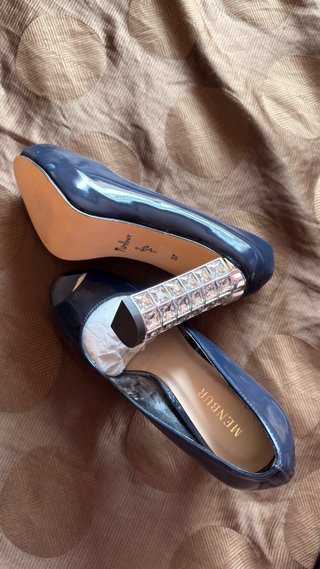 Zapatos de tacón Menbur azul oscuro con pedrería