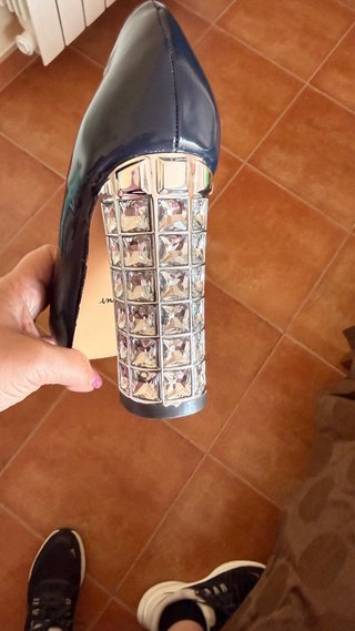Zapatos de tacón Menbur azul oscuro con pedrería