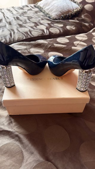 Zapatos de tacón Menbur azul oscuro con pedrería