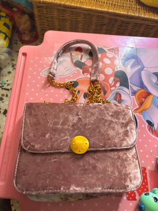 Bolso morado de terciopelo con cadena dorada