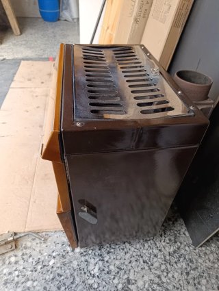 ESTUFA DE LEÑA O CARBÓN DE HIERRO Y METAL.