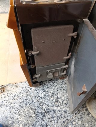ESTUFA DE LEÑA O CARBÓN DE HIERRO Y METAL.