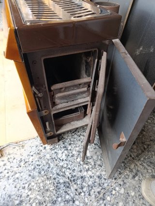 ESTUFA DE LEÑA O CARBÓN DE HIERRO Y METAL.