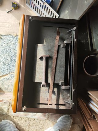 ESTUFA DE LEÑA O CARBÓN DE HIERRO Y METAL.