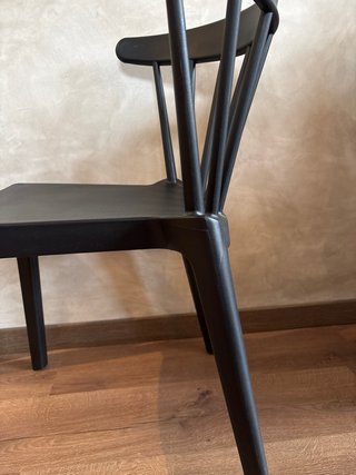 3 Sillas Negras de Plástico Elegantes