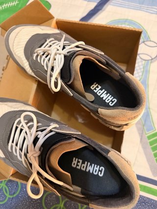 Zapatillas Camper grises y blancas