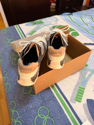 Zapatillas Camper grises y blancas