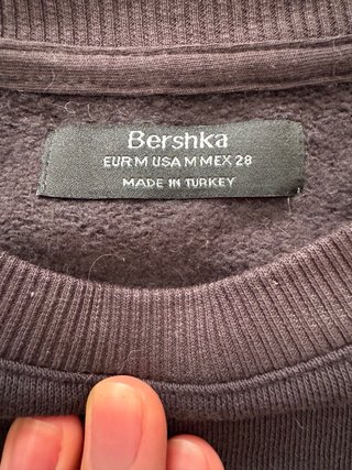 Bershka Jersey Crop Negro con Cadena