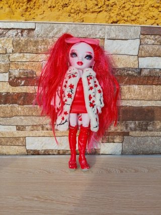 Muñeca Rainbow High Rosie Redwood