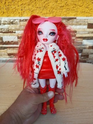 Muñeca Rainbow High Rosie Redwood