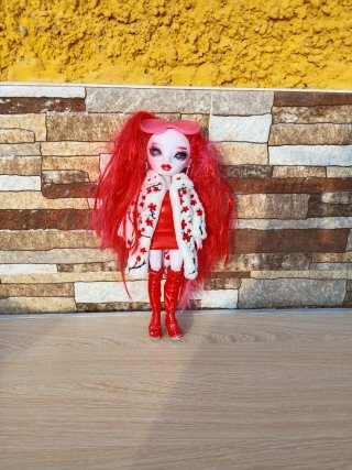Muñeca Rainbow High Rosie Redwood