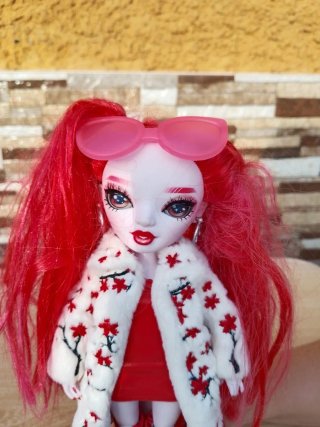 Muñeca Rainbow High Rosie Redwood