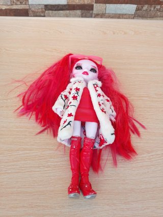 Muñeca Rainbow High Rosie Redwood