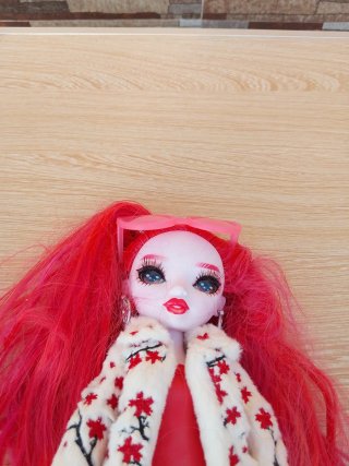 Muñeca Rainbow High Rosie Redwood
