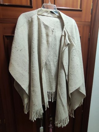 Poncho abierto beige con flecos
