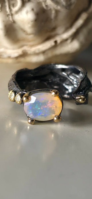 Anillo joya de autor opalo y diamantes