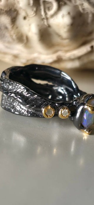 Anillo joya de autor opalo y diamantes