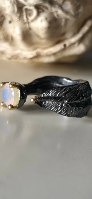 Anillo joya de autor opalo y diamantes