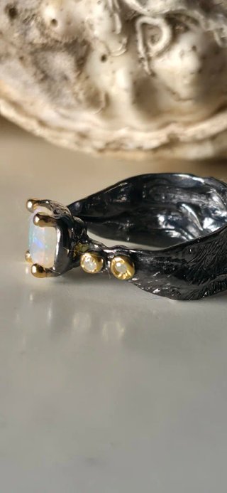 Anillo joya de autor opalo y diamantes