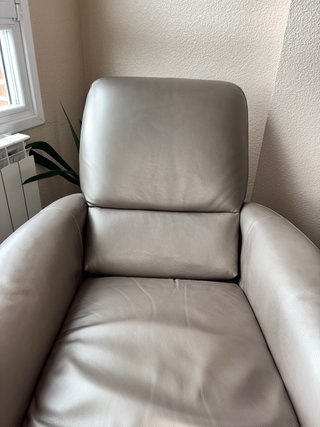 Sofá relax de piel extensible.