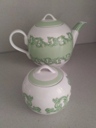 Tetera y azucarero de porcelana verde y blanco