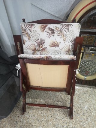 Mecedora de madera y ratán