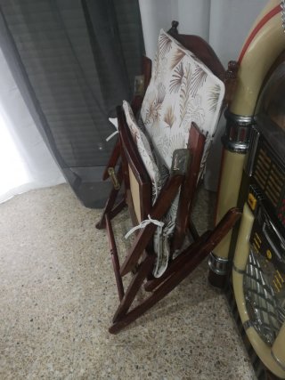Mecedora de madera y ratán