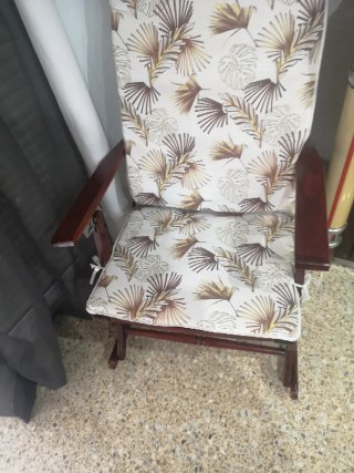 Mecedora de madera y ratán