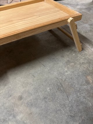 Bandeja de madera con patas
