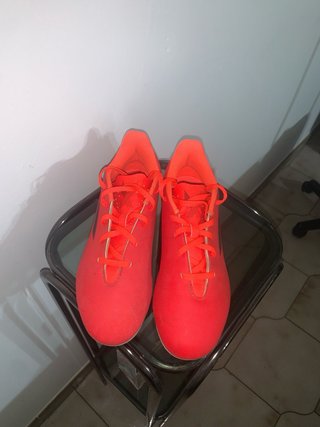Scarpe da calcio Adidas rosse