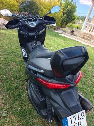 Yamaha XMax 400 Iron Max Akrapovic