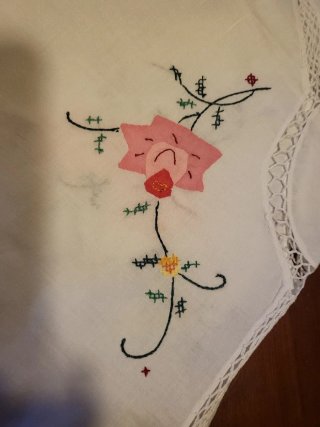 Mantel redondo bordado con servilletas