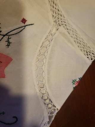 Mantel redondo bordado con servilletas