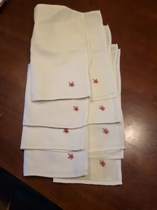 Mantel redondo bordado con servilletas