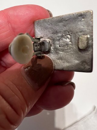 Pendientes antiguos cuadrados con piedra roja