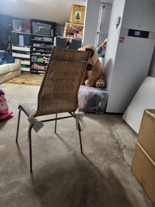 Silla de mimbre con cojín blanco