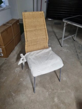 Silla de mimbre con cojín blanco