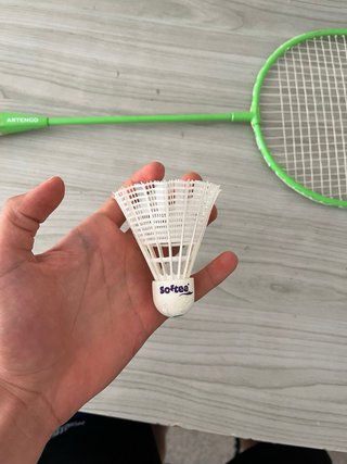 Raqueta de Bádminton de color verde y Volante