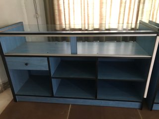 Mostrador expositor azul con cajón y baldas