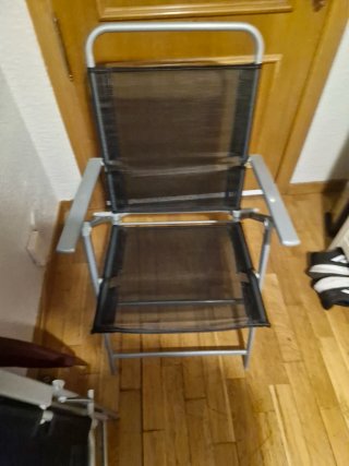 Silla plegable negra y gris de acero inoxidable