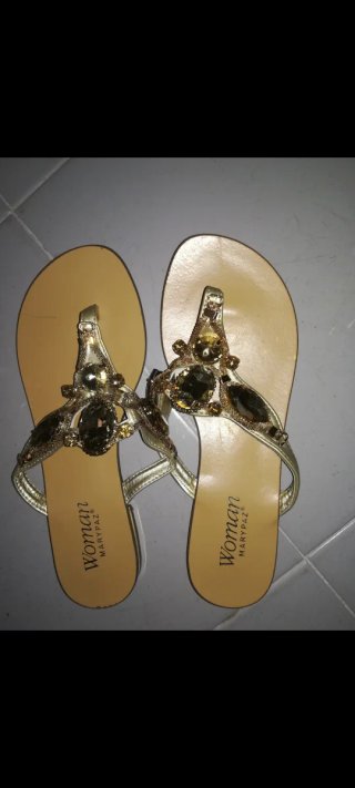 Sandalias doradas Woman by Maripaz con pedrería