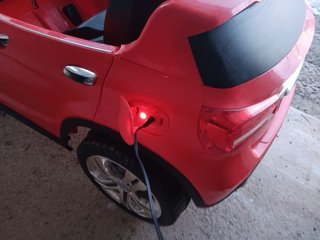 Coche eléctrico Mercedes GLA rojo infantil