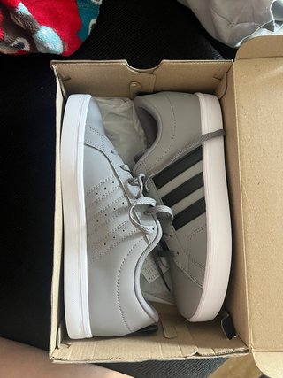 Zapatillas Adidas en gris y negro
