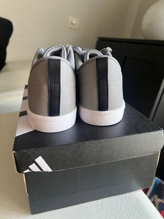 Zapatillas Adidas en gris y negro