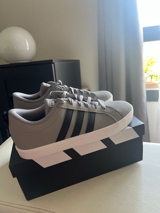 Zapatillas Adidas en gris y negro