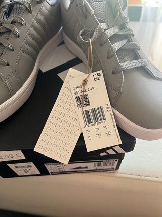 Zapatillas Adidas en gris y negro